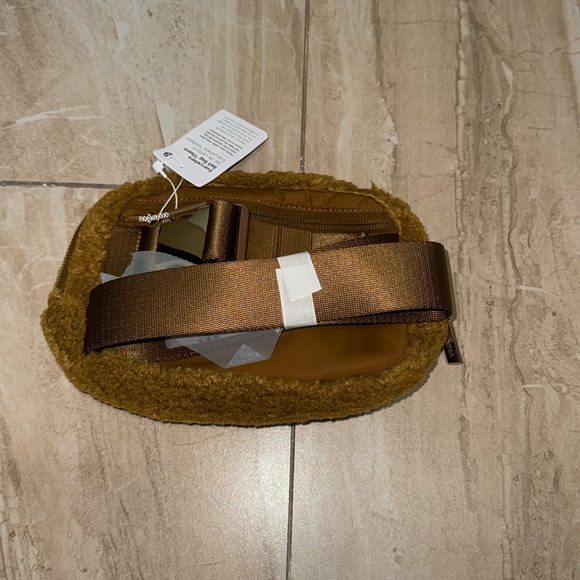 Lululemon 1L everywhere fleece belt bag Color code BTCA with gold hardwear - Picture 2 of 2